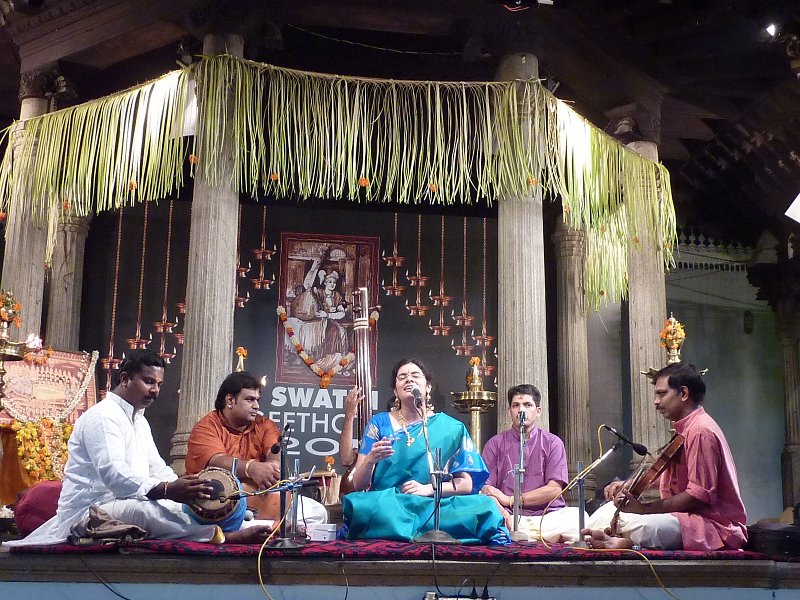 2011Jan10KuthiraMalikaAmruthaVenkateshSwatiSangeethotsavam2011 003.jpg - Amrutha Venkatesh  with  Edappally Ajith (violin) Palakkat Mahesh Kumar         (mridangam), Dr S.Karthick (ghatam) &  Payyannur Govinda Prasad (Morsing)